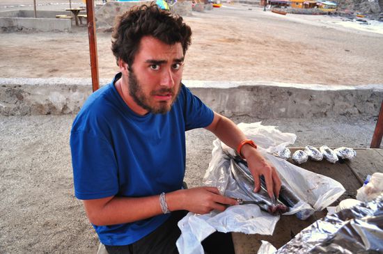 Kevin beim Filitieren des Fisches