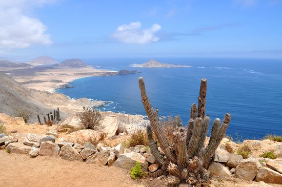 Aussicht vom Mirador auf den Strand und die Insel Pan de Azúcar
