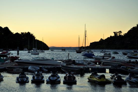 Abendstimmung am Ufer des Sees