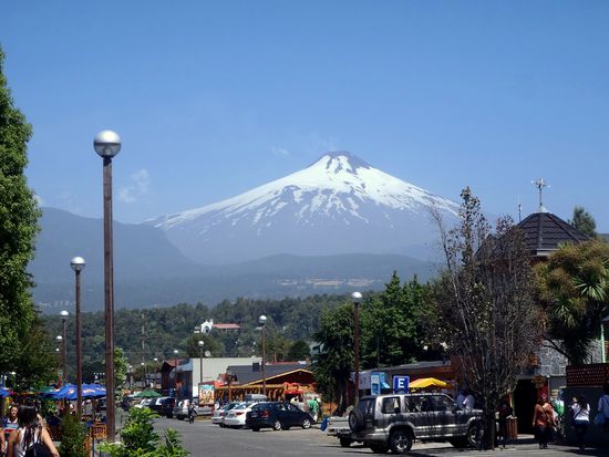 Pucón mit seinem rauchenden Vulkan Villarica im Hintergrund