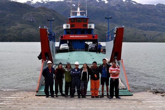 Gruppenfoto mit der Schiffscrew:
v. li. nach re: Arbeiter, Sonja (Schweizerin), Jason (USA), Arbeiter, ich, Arbeiter, Kevin, Arbeiter