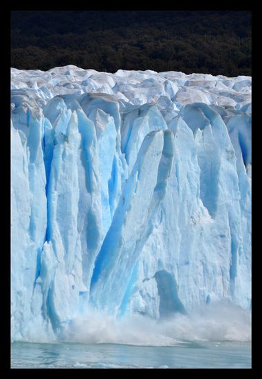 riesige Eismassen stürzten immer wieder ins Wasser