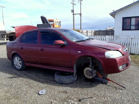 das defekte Auto - der schwarze Fleck unter dem Rad ist das ausgelaufene Öl
