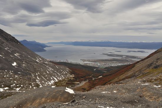 der Blick vom Gletscher auf Ushuaia und den Beaglekanal