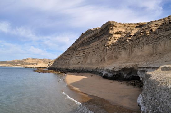 Am Strand von Punta Pirámide 
(nächstes Bild zeigt den Boden des Felses ganz rechts)
