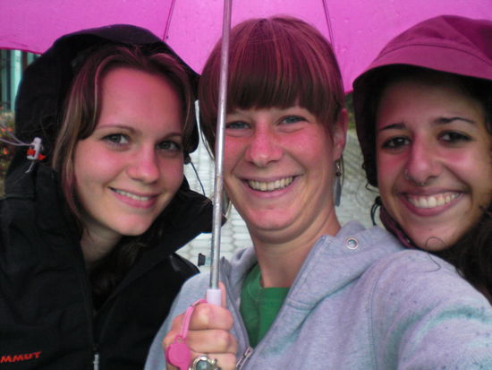 Ich, Elli und Lucia im Regen auf dem Weg zum Schokoladen-Restaurant