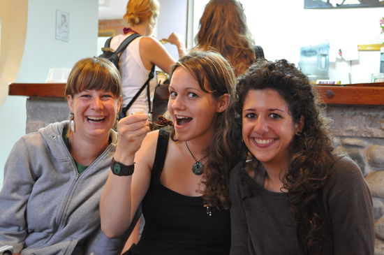 Nach der Führung beim Degustieren des Brownies 