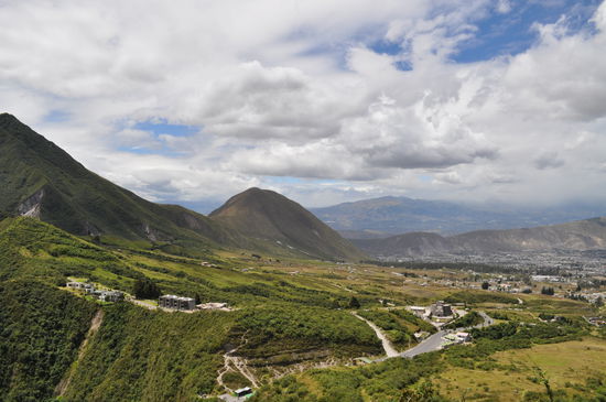 Aussicht vom El Mirador. Links ist das Restaurant mit Blick auf den Krater.