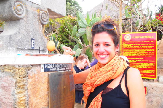 Lucia und das stehende Ei auf dem Nagel