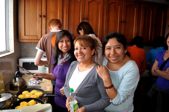 Nancy (Schulleiterin), Clara (meine Lehrerin) und eine weitere Lehrerin