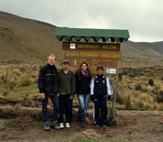 Nach der Wanderung, zurück auf 4129m über Meer: Simon, Juan-Diego, ich und Arthuro (Schulleiter)
