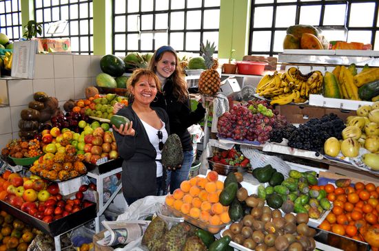 beim Früchtestand mit Carla