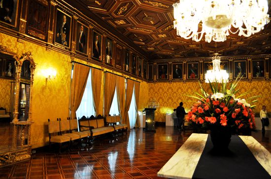 das Arbeitszimmer des Präsidenten (an der Wand hängen alles Bilder ehemaliger Präsidenten)