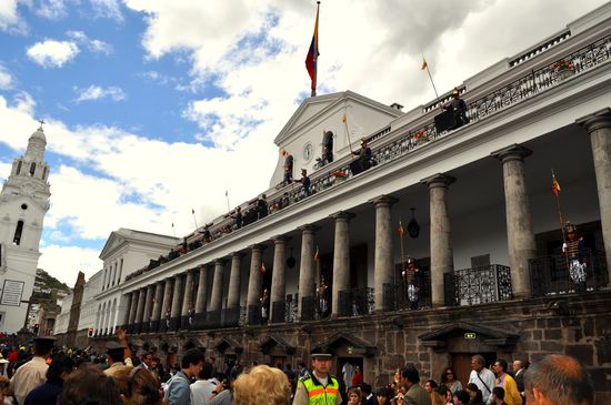 der Präsidentspalast mit den Guardias und der gehissen Fahne auf dem Dach
