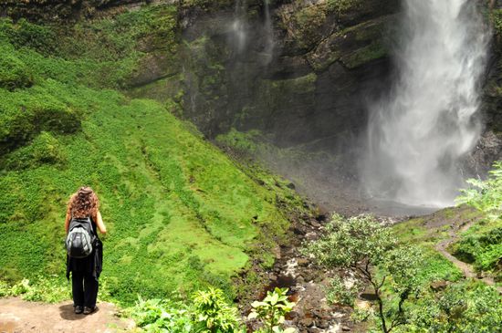 Noemi vor dem Wasserfall
