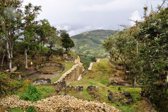 Der Eingang auf den Hügel (zwischen den beiden hohen Mauern hindurch)