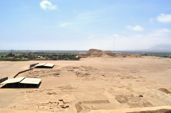 Aussicht vom Mondtempel auf den Sonnentempel und die Ausgrabungen des Dorfes.