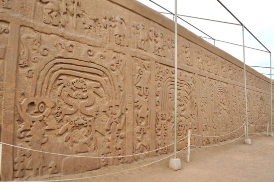 Verzierungen an den Wänden des Regenbogentempels