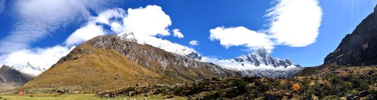 Am dritten Tag vor dem Aufstieg wurden wir mit Sonne begrüsst (Aufstieg rechts hinauf)