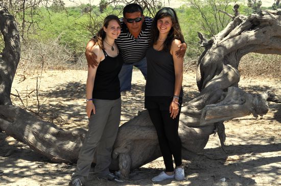 Ich, der Taxifahrer und Noemi vor einem Hurangobaum