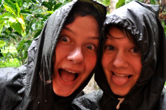 total motiviert mit unseren chicen Regenponchos 