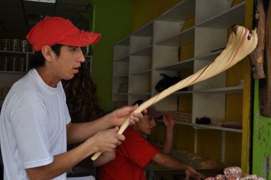 Ein Mann bei der Herstellung der Alfeñique