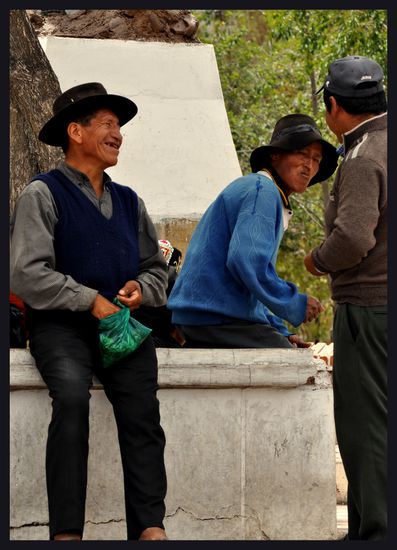 Männer beim Coca kauen