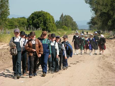 Mennonitenkinder auf dem Heimweg von der Schule