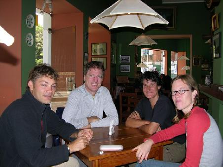 Wiedertreffen in Santa Cruz mit: Jutta (rechts), Heike (2. von rechts), Frank (links) der andere Frank (von Heike) fehlt leider auf dem Bild, da er schon bereits in die Staaten abgeflogen ist.