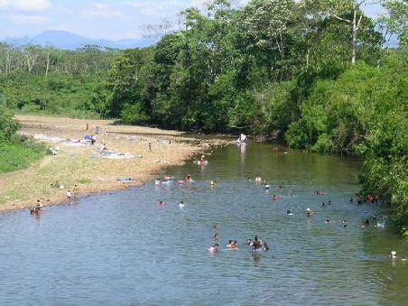 Wäschewaschen und baden im Fluss