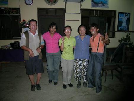 Fiesta bei Familie Kim (beide rechts sind Don Kim und Doña Maria)