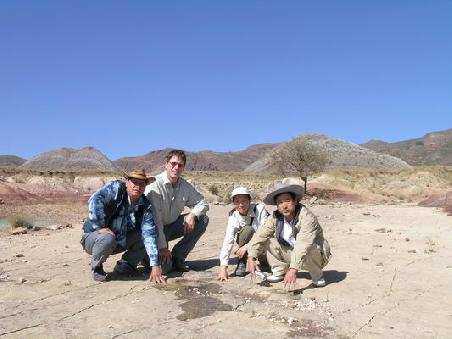 Herr Kang (rechts), Raul (links) und wir in der Mitte vor Dinosaurierspuren