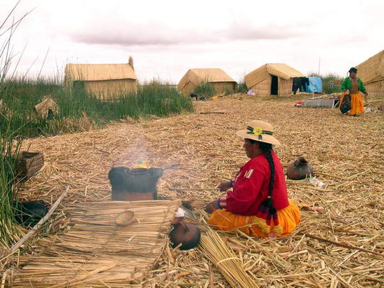 Uros Frauen beim zubereiten eines Imbisses für die Touristen