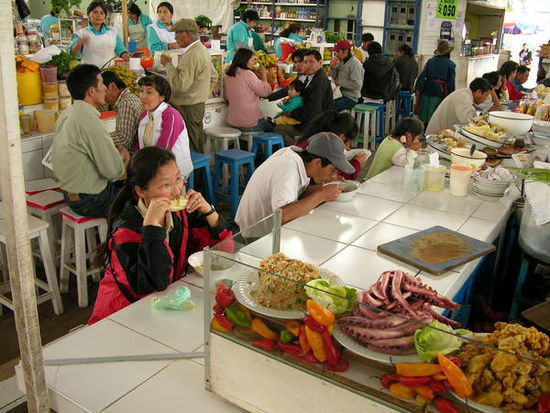 Leckeres und günstiges Essen in einer Markthalle in Cusco
