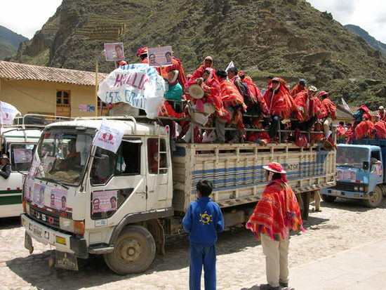 Bunter Wahltrubel. Am 19.11. fanden Regional- und Stadtwahlen statt. In Perú besteht Wahlpflicht unter Strafe. So kommen aus allen Bezirken die Landbevölkerung in die Stadt. Was gewählt wird scheint dabei Nebensache zu sein, Hauptsache es wird ordentlich gefeiert.