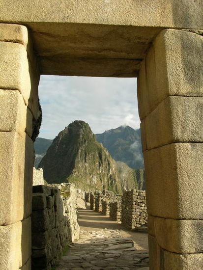 Blick auf den Wayna Picchu durch einen Torbogen