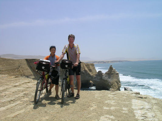 An der Küste Paracas vor der „Kathedrale“ (Küstenformation im Hintergrund)