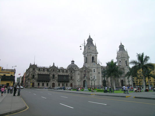 Die Plaza mit der Kathedrale in Lima