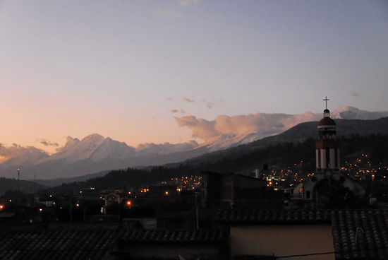 Huaraz bei Nacht mit Blick auf die Cordillera Blanca