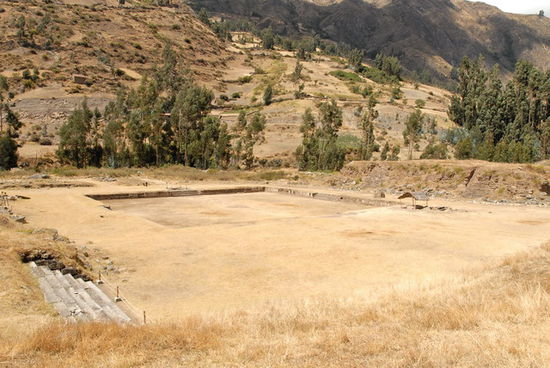 Ruinenstätte Chavin, Platz vor der Tempelanlage
