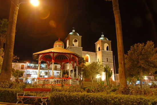 Plaza von Caraz bei Nacht