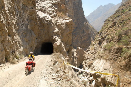 35 Tunnel, ungesichert und natürlich unbeleuchtet wollten in Cañon del Pato durchquert werden
