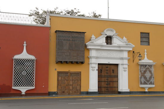 Häuser an der Plaza der Armas in Trujillo
