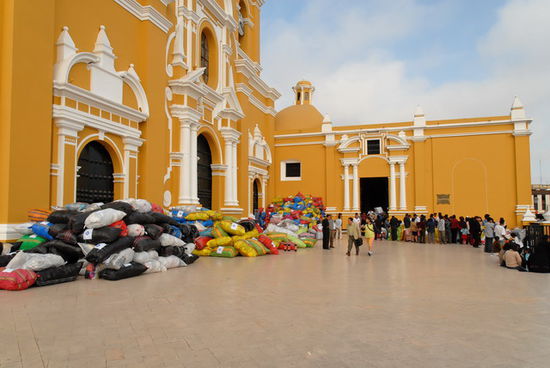 Spendenaktion für die Erdbebenopfer, vor der Kathedrale in Trujillo