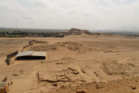 Blick von Huaca de la Luna auf die vorgelagerten Ruinen und die gegenüberliegende, noch unerschlossene Anlage, Huaca del Sol