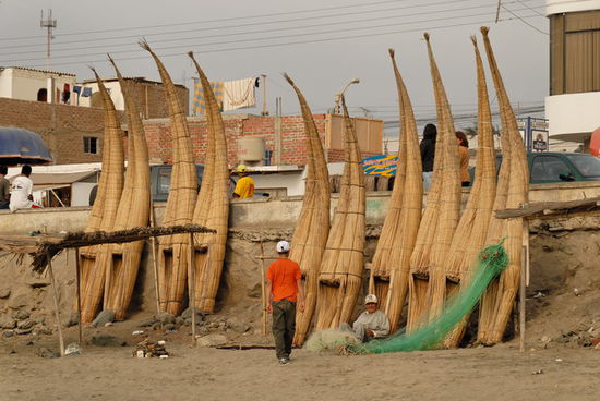 Traditionelle Fischerboote aus Schilf am Strand von Huanchaco, in der Nähe von Trujillo