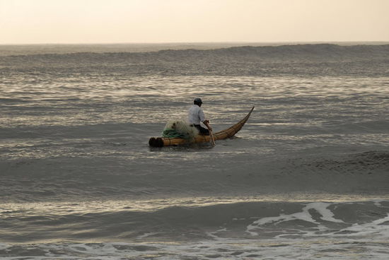 Fischer in seinem Schilfboot, in Huanchaco