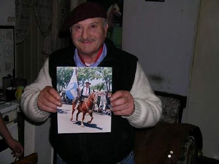 Gaucho in Madariaga mit Bild von einem Gauchofestumzug