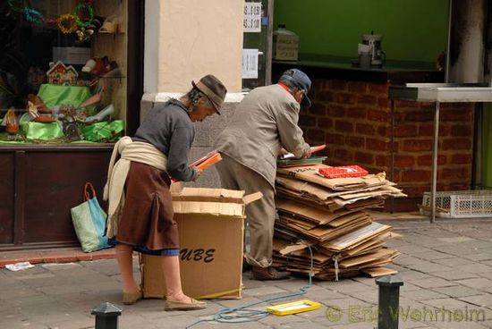 Altpapiersammler in den Strassen von Quito
