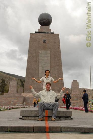 Vor dem falschen Äquatordenkmal